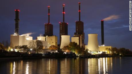 The Heizkraftwerk Lichterfelde natural gas-fired power and heating plant stands illuminated on November 03, 2021 in Berlyn, Duitsland. Natural gas prices have risen dramatically in Europe and Germany over recent months, leading to a corresponding sharp rise in electricity prices.