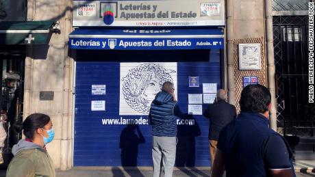 Lottery ticket vendors demanding fair commissions on Christmas lottery tickets kept their doors closed on Wednesday in Santander, Spanje.