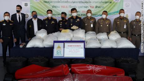Thai authorities and police officers display seized crystal methamphetamine in Bangkok, Tailandia, en diciembre 23.