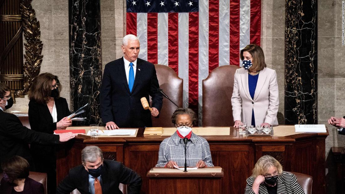 Pelosi and Vice President Mike Pence preside over the joint session of Congress that officially certified Biden&#39;s electoral win. &quot;To those who wreaked havoc in our Capitol today, you did not win,&quot; Pence dijo. &quot;As we reconvene in this chamber, the world will again witness the resilience and strength of our democracy, even in the wake of unprecedented violence and vandalism in this Capitol.&cotización;