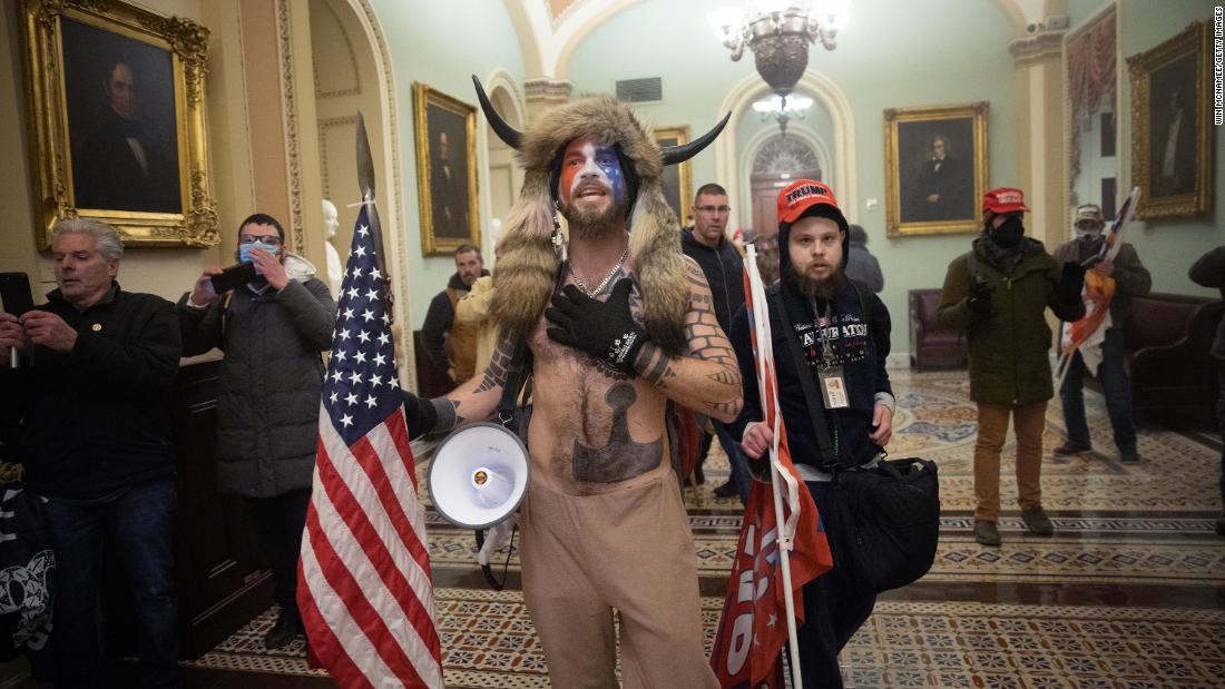 &lt;a href=&quot;https://www.cnn.com/2021/01/07/us/insurrection-capitol-extremist-groups-invs/index.html&quot; target=&quot;_blank&quot;&gt;One of the most recognizable figures in the crowd&lt;/a&gt; was a man in his 30s with a painted face, fur hat and a helmet with horns. The protester, Jacob Chansley — known by followers as the QAnon Shaman — quickly became a symbol of the bizarre and frightening spectacle. In the months leading up to the riot, Chansley had been a regular presence at pro-Trump protests in Arizona, including demonstrations outside the Maricopa County vote-counting center. 十一月に 2021, &lta href ==&quothttpss://www.cnn.com/2021/11/17/politics/jacob-chansley-qanon-shaman-january-6-sentencing/index.html&quot;target ==&quot_空欄k&aquotuot;&gt;彼はに刑を宣告されました 41 lt�務�A�で�gt月&lt;/a&gt; for his role in the Capitol riot.