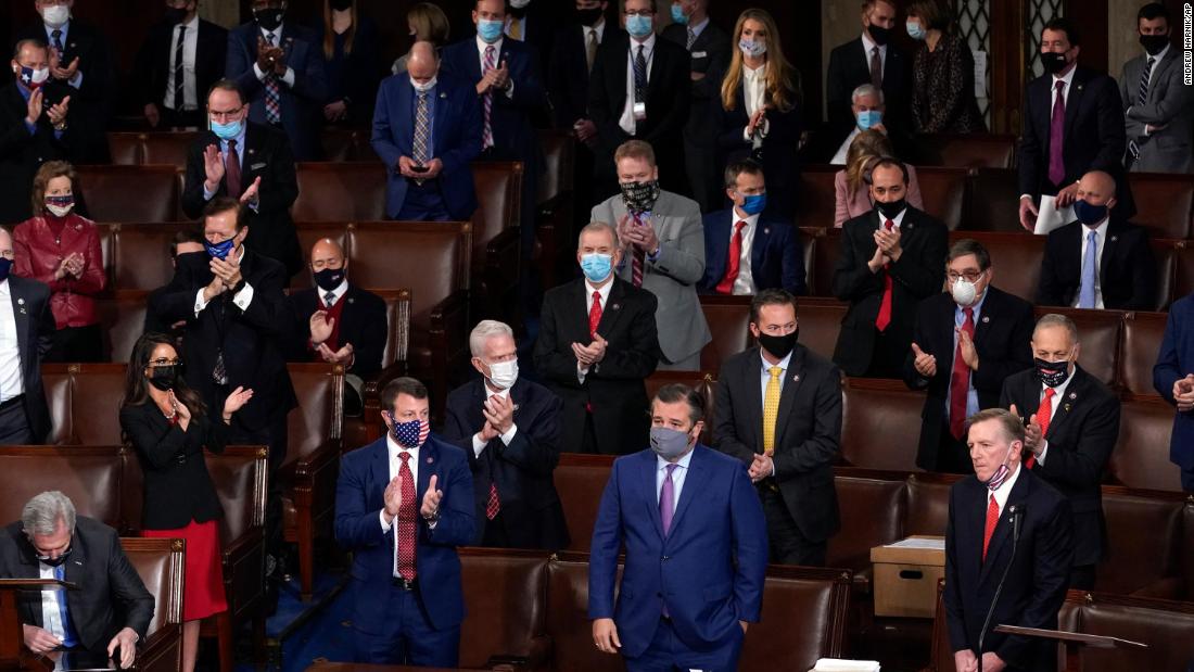 Republicans applaud after US Rep. Paul Gosar, lower right, objected to certifying the Electoral College votes from Arizona. El Senado votó 93-6, sin embargo, &lt;a href =&quot;https://www.cnn.com/2021/01/06/politics/2020-election-congress-electoral-college-vote-count/index.html&quot; objetivo =&quot;_blanco&cotizaciónquot;&gt;to dismiss the objestion,&lt;/a&gt; and it voted 92-7 to reject an objection to Pennsylvania&#39;s votes. In the House, a majority of Republicans voted to object to the results, but they were still soundly rejected: 303-121 for Arizona and 282-138 for Pennsylvania.