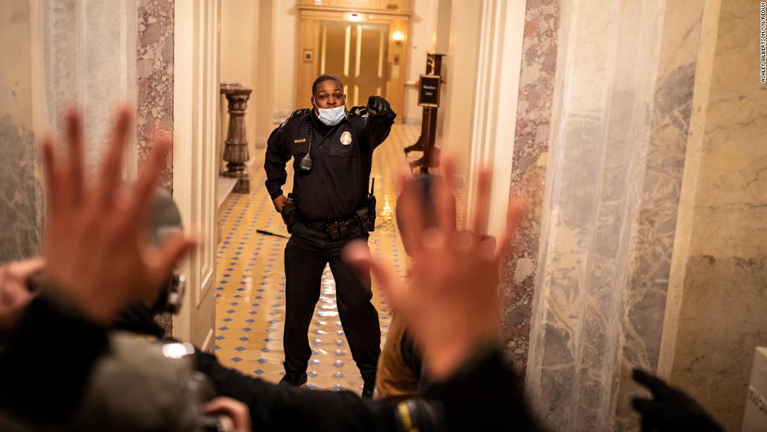 US Capitol Police Officer Eugene Goodman confronts protesters as they storm the building. &lt;a href=&quot;https://www.cnn.com/2021/01/07/us/capitol-mob-deaths/index.html&quot; target=&quot;_blank&quot;&gt;Five people died&lt;/a&gt; as a result of the riot, including a woman who was fatally shot by police and three people who died of apparent medical emergencies. Among those who died was &lt;a href =&quot;https://www.cnn.com/2021/04/19/politics/brian-sicknick-death-us-capitol-riot/index.html&quot; target =&quot;_空欄&amquotot;&gt;Officer Brian Sicknick,&alt;lt;/A&gt; who suffered strokes and died of natural causes a day after responding to the insurrection.