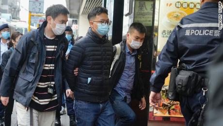 Hong Kong police raid pro-democracy news outlet, inhegtenisneming 7 