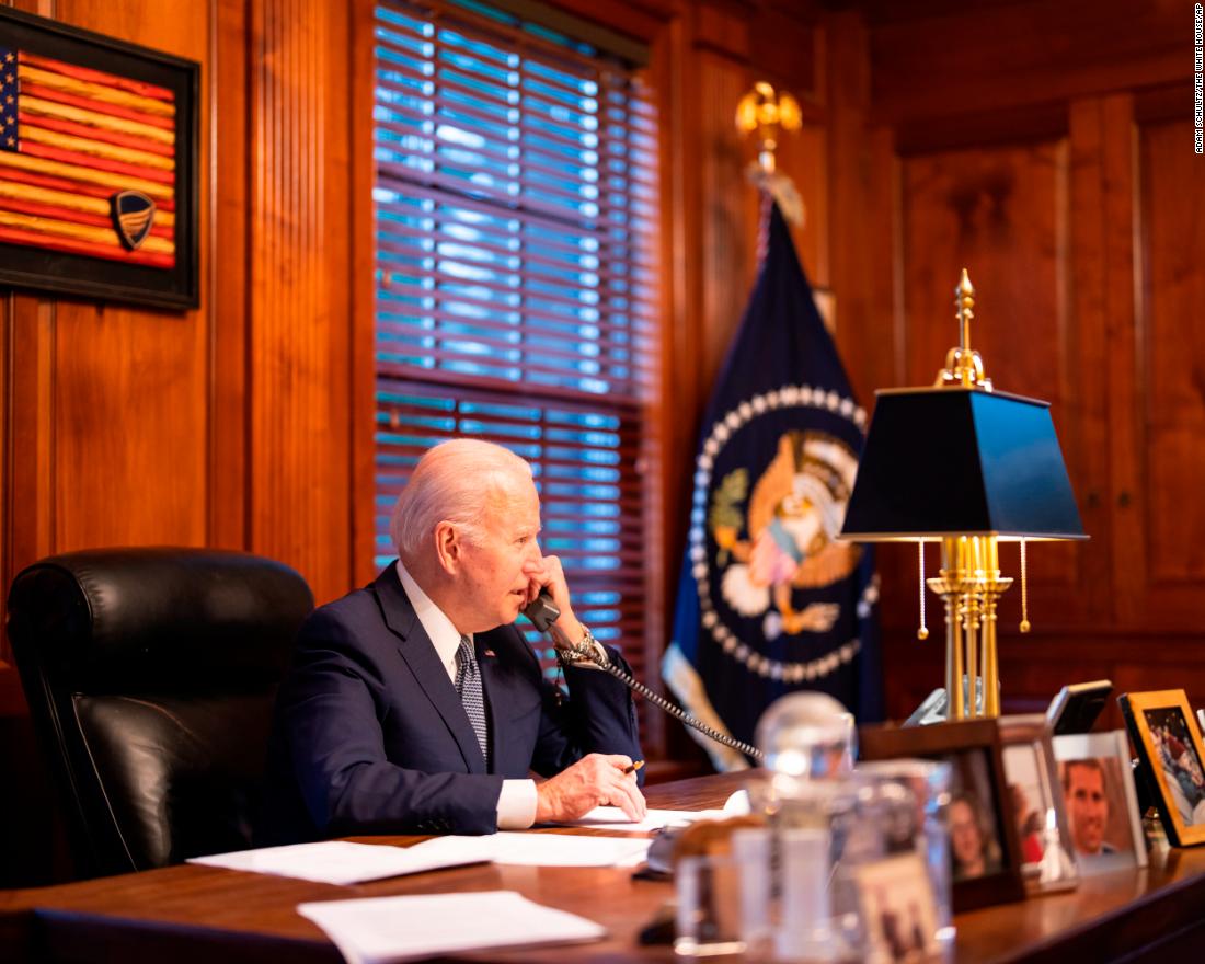 President Joe Biden speaks with Russian President Vladimir Putin on the phone from his private residence in Wilmington, 델라웨어, on Thursday December 30. 