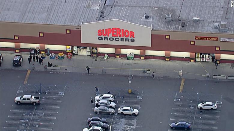 6 people were injured in a shooting incident outside a southern Los Angeles grocery store, 경찰은 말한다