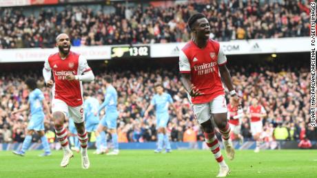 Bukayo Saka esulta dopo aver portato in vantaggio l'Arsenal contro il Manchester City.
