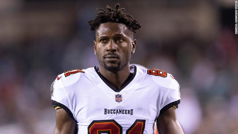 Antonio Brown is no longer a part of the Tampa Bay Buccaneers after he takes off jersey and leaves sideline mid-game, 教练说