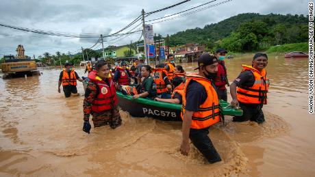 Rescuers evacuate flood victims in Hulu Langat, Selangor, 말레이시아, 12 월 19.
