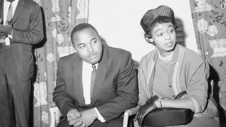Christopher McNair, middel links, and Maxine McNair, regs in die middel, parents of Denise McNair, hold a press conference at a New York hotel on Sept. 20, 1963.