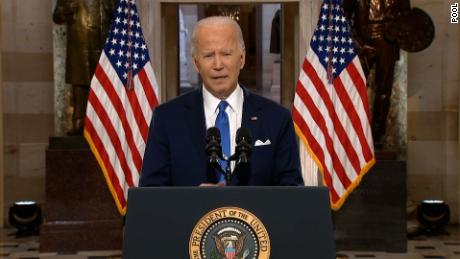 Biden condemns Trump as a threat to democracy in speech marking one year since January 6 attacco