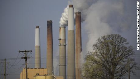 Planet-warming emissions surged faster in the US than expected in 2021, 分析人士说