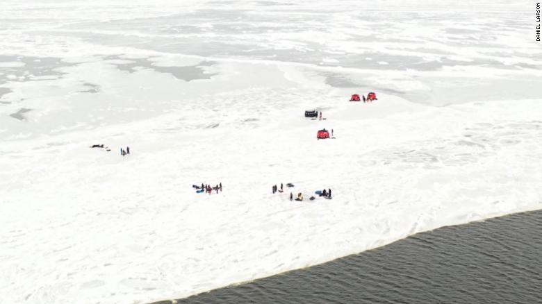 Ten minste 34 people rescued after they became stranded on a floating chunk of ice in Green Bay