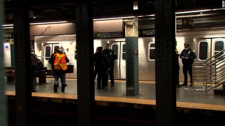 La polizia di New York effettua l'arresto in relazione alla morte di una donna asiatica che è stata spinta davanti a un treno