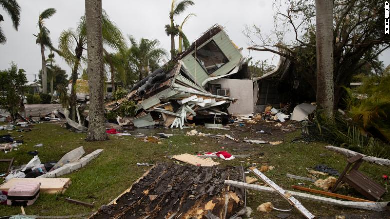 フロリダの竜巻は何十もの家を破壊します, 去る 7,000 電力のない顧客