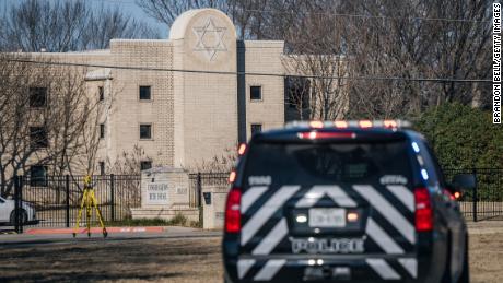 2 men arrested in the UK as part of the investigation into the Texas synagogue standoff, 警察说 