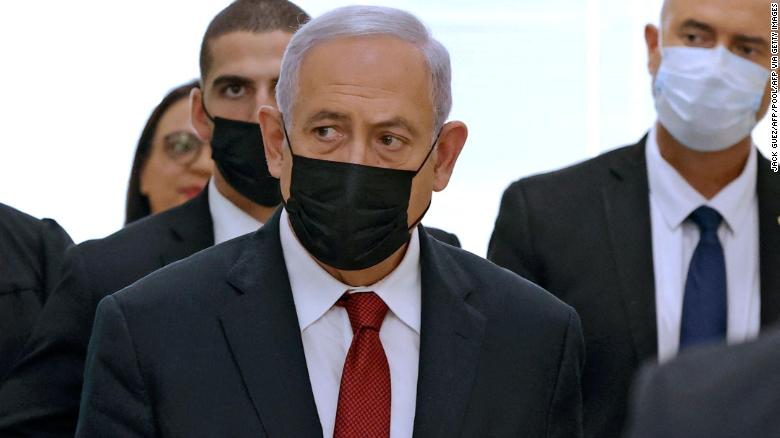 Netanyahu negotiating possible corruption case plea deal to safeguard political career, 消息人士说