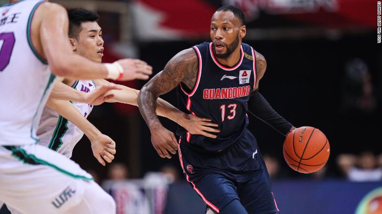 中国のファンに人種差別的に虐待された米国のバスケットボール選手ソニー・ウィームズ
