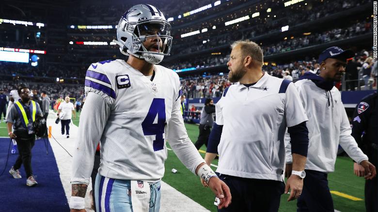 Dak Prescott: La star dei Dallas Cowboys si scusa per aver elogiato i fan che hanno gettato spazzatura contro gli ufficiali dopo la sconfitta ai playoff