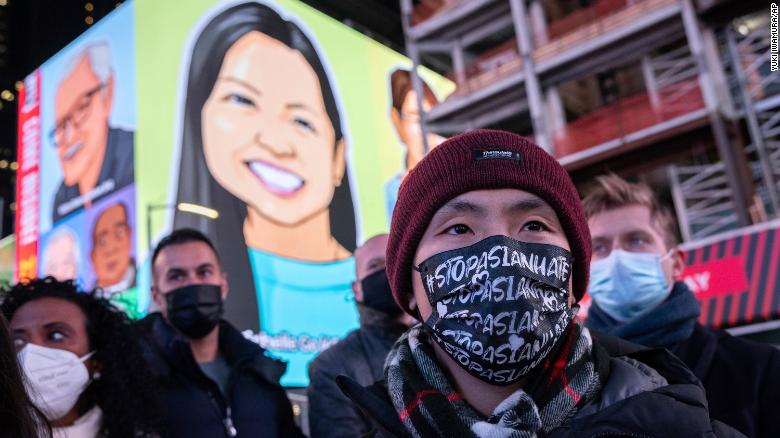 La morte di Michelle Go non è stata etichettata come un crimine d'odio, ma si aggiunge alla paura che provano gli asiatici americani
