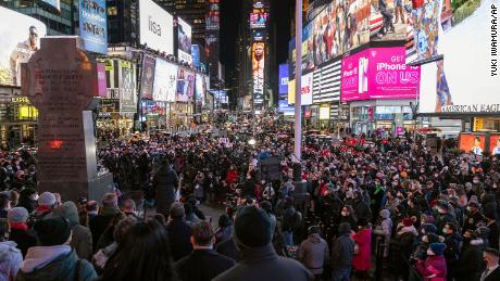 La gente si è riunita per una veglia a lume di candela in onore di Michelle Alyssa Go martedì a Times Square.