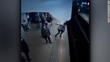 A man pushed a woman onto the tracks of a Brussels metro station on Friday. The train driver was able to pull the emergency brake in time to avoid a fatal accident.