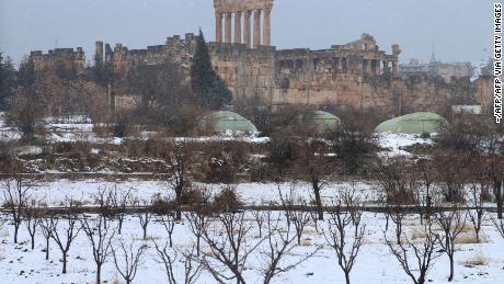 Snow covers the Roman Temple of Jupiter in Lebanon&#39;s eastern Bekaa Valley, op Woensdag.
