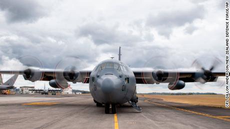 A Royal New Zealand Air Force C-130 Hercules prepares to leaves an airbase in Auckland, carrying aid to Tonga, en enero 20, 2022.