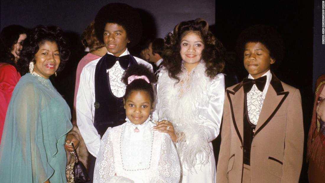  ジャネットジャクソン, front center, attends older brother Jermaine Jackson&#39;s wedding in December 1973. 彼女&#39;s with her mother Katherine, sister La Toya, and brothers Randy and Michael. 