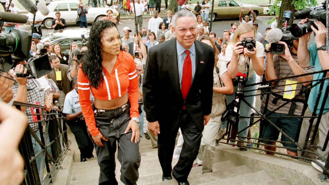 Colin Powell and Janet Jackson visit an at-risk neighborhood in Washington, D.C. to promote the organization &quot;アメリカ&#39;s Promisequot;quot; 七月に 7, 1998. パウエル, the former Secretary of State, died in October 2021 年齢で 84. 