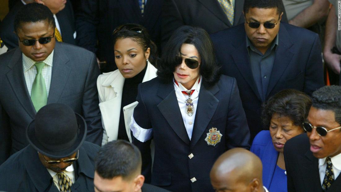 Janet Jackson and Michael Jackson exit the courthouse following Michael Jackson&#39;s arraignment on child molestation charges in January 2004 in Santa Barbara County, カリフォルニア.