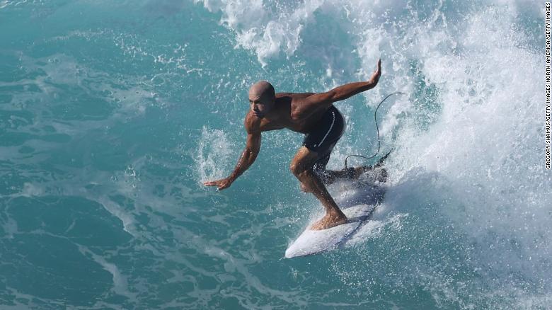 Kelly Slater can't compete in Australia without vaccination, 保健大臣は言う