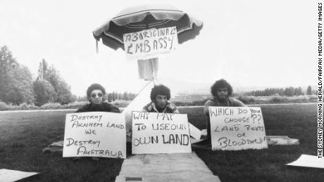 Activists Mike Anderson, Billie Cragie and Bert Williams demonstrate at the Aboriginal Tent Embassy on the lawns of Parliament House, キャンベラ, に 1972. 