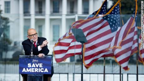 도널드 트럼프 대통령&#39;s personal lawyer Rudy Giuliani speaks to supporters from The Ellipse near the White House on January 6, 2021.