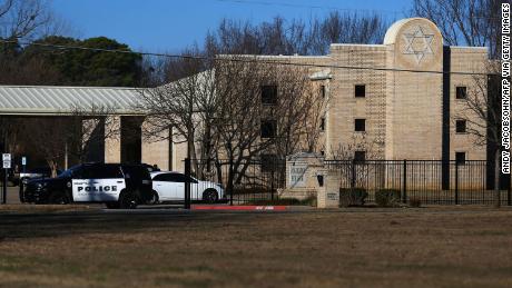 FBI is working to determine where Texas synagogue hostage-taker acquired his gun, 役人は言う