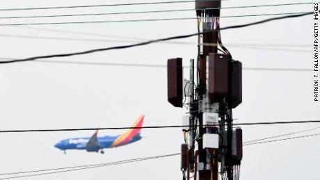 A 5G cellular tower stands as a Southwest Airlines Co. Boeing 737 airplane lands at Los Angeles International Airport (LAX) in the Lennox neighborhood of Los Angeles, Kalifornië, op Januarie 19.