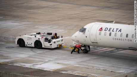 A Delta Air Lines Inc. plane is prepared for taxiing at Raleigh-Durham International Airport (RDU) in Morrisville, Noord-Carolina, VS, op Donderdag, Jan.. 20.