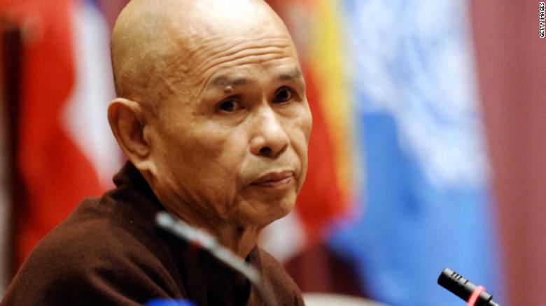 Thich Nhat Hanh, Buddhist monk and peace activist, 죽다 95