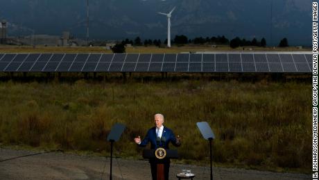 President Joe Biden speaks at a press conference on the grounds of National Renewable Energy Laboratory in Arvada, 콜로라도, 9 월. 