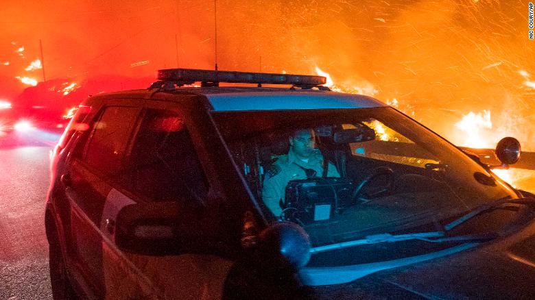 Wildfire burns near California's Highway 1, spingendo le evacuazioni
