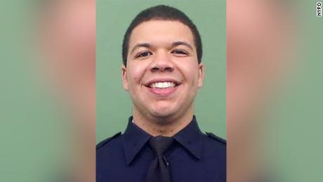殺害された警官はニューヨーク市警に加わり、立ち止まりと活発さから生じるコミュニティ関係を改善しました, 手紙は明らかに