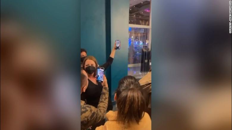 Adele sorprende i fan a Las Vegas con una videochiamata dopo aver posticipato i concerti