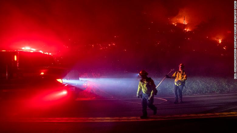 Part of California's iconic Highway 1 bly gesluit terwyl spanne vordering maak met veldbrande