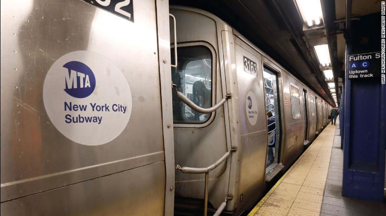 62歳の男性がマンハッタンの地下鉄の線路に押し込まれた, 警察は言う
