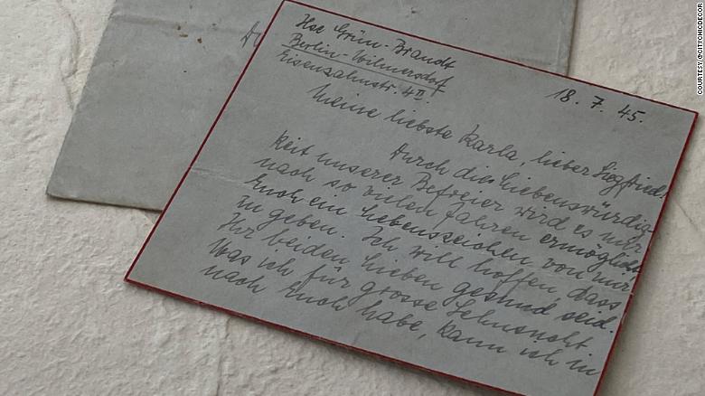 NY 여성, 잃어버린 기념품으로 가족을 재결합하는 데 도움. 그녀의 최근 임무는 홀로코스트에서 손으로 쓴 편지였습니다.