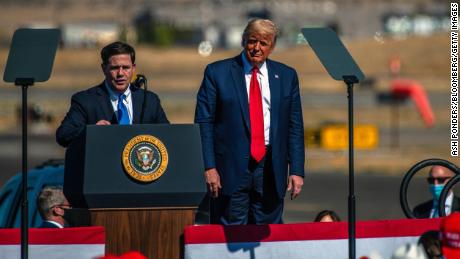 Doug Ducey, governor of Arizona, speaks during a Make America Great Again rally with then President Donald Trump, reg, in Prescott, Arizona, In Oktober 2020.