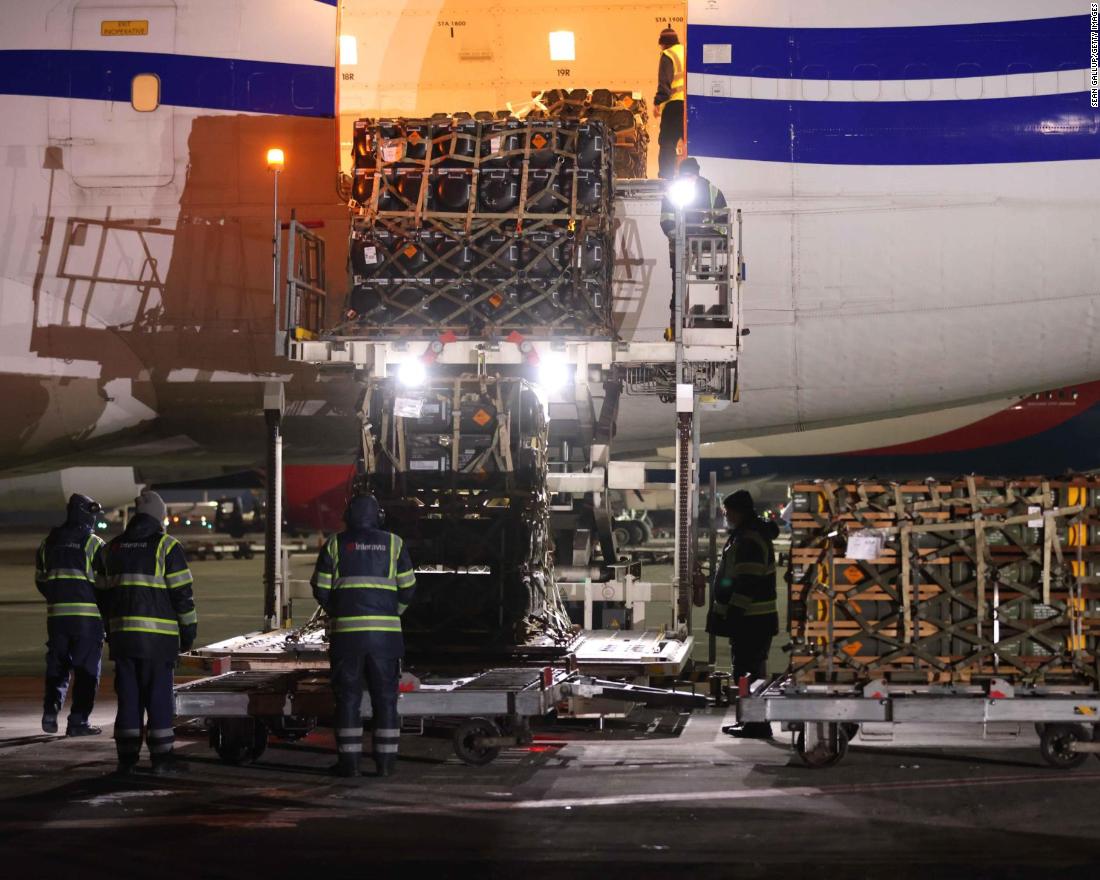 Ground crew unload weapons and other military hardware delivered by the United States at Boryspil Airport near Kyiv on January 25 in Boryspil, 우크라이나. 