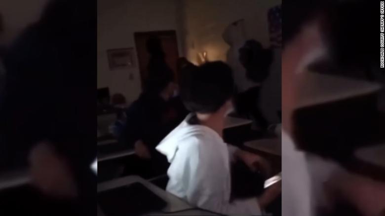 조지아주 교사, 14세 학생을 교실 바닥으로 밀친 혐의로 기소