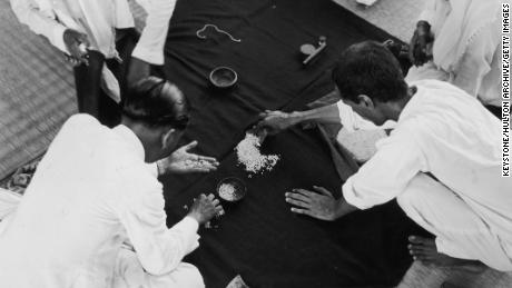 Bahrain has a long and lucrative history of pearling. Op die foto: pearl merchants show off their wares in March 1953.
