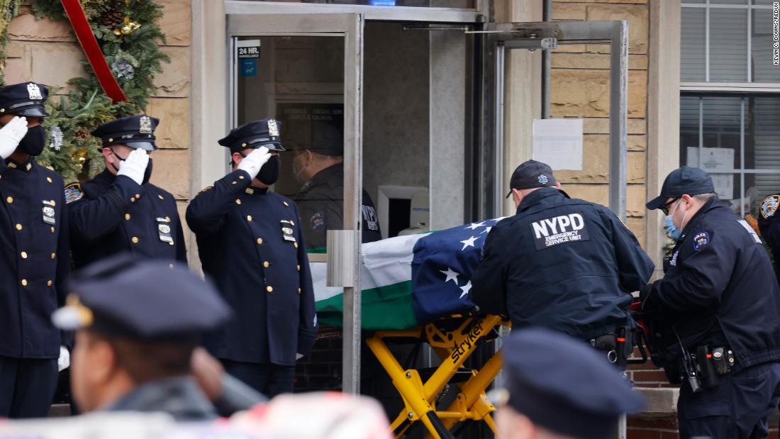 リベラ&#39;火曜日にモラの遺体がニューヨーク市の病院の外に移送されると、警察官が敬礼する, 1月 23.